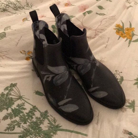 Joules Shoes - Joules rain Chelsea booties- like NEW!